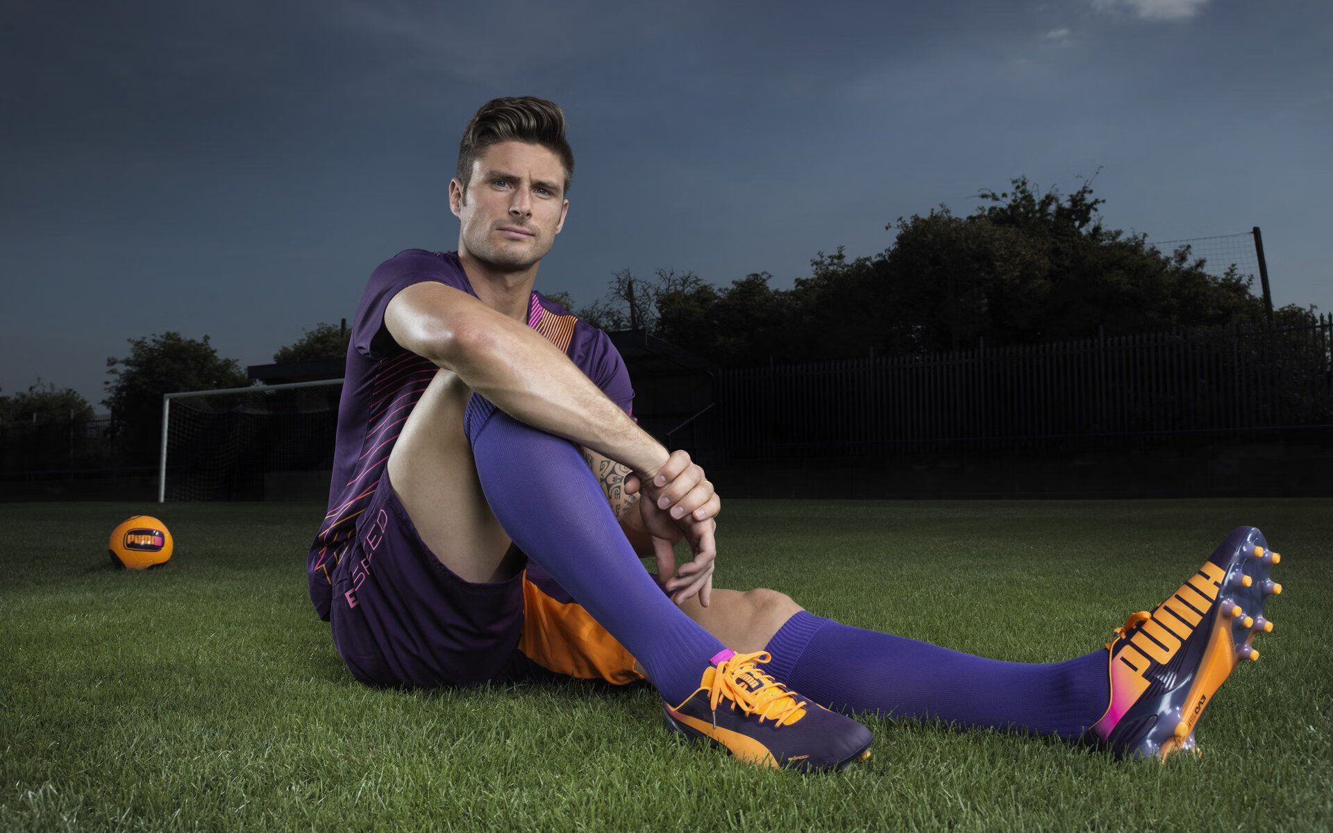 开云官网-社交媒体热议：球迷对裁判判罚疯狂吐槽，球迷辱骂裁判怎么判罚